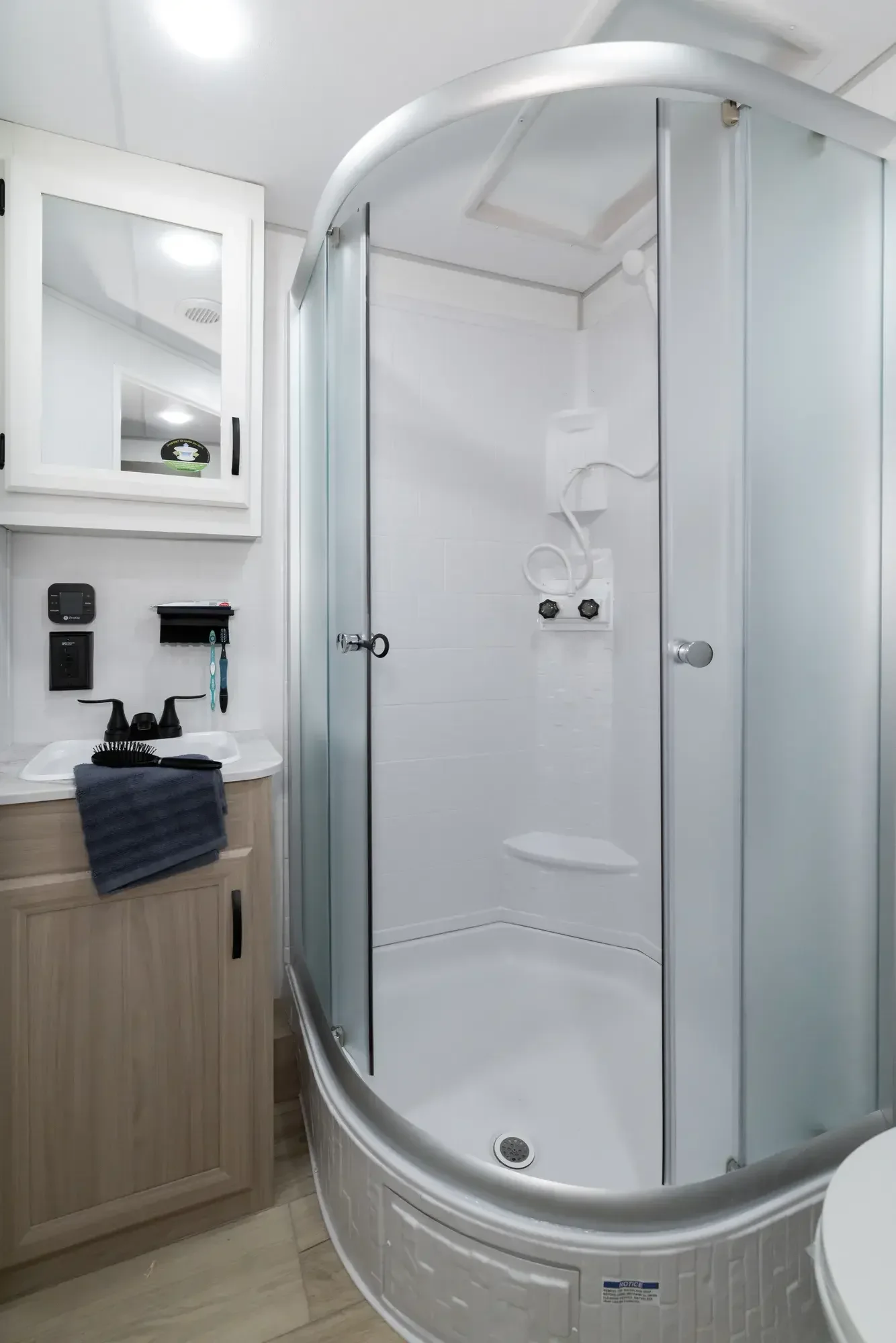 Forest River Viking 25RBS 2027 — Salle de bain