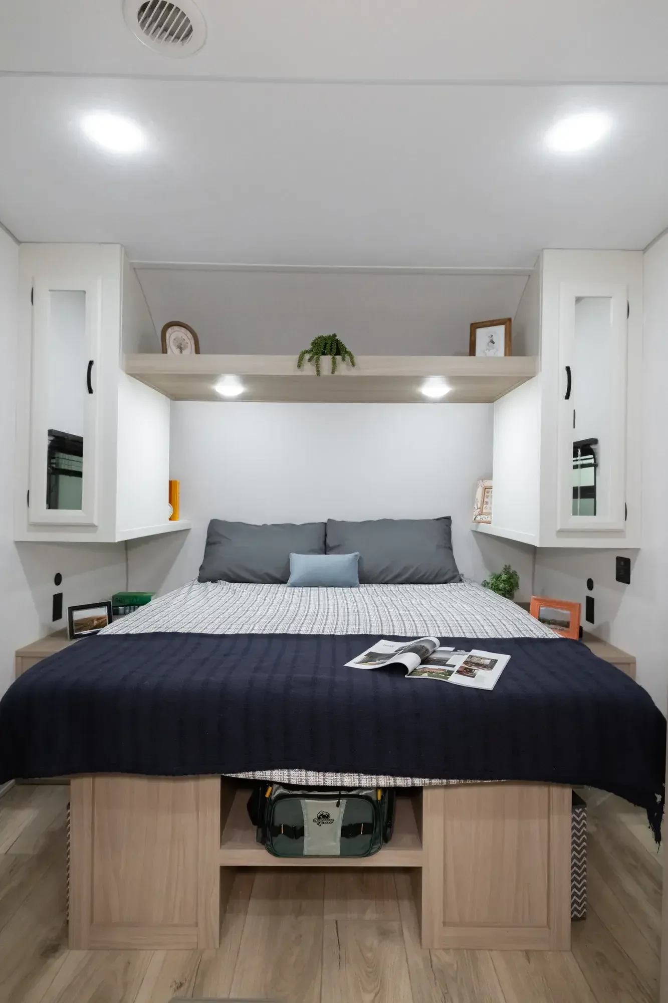 Forest River Viking 25RBS 2027 — Chambre avant