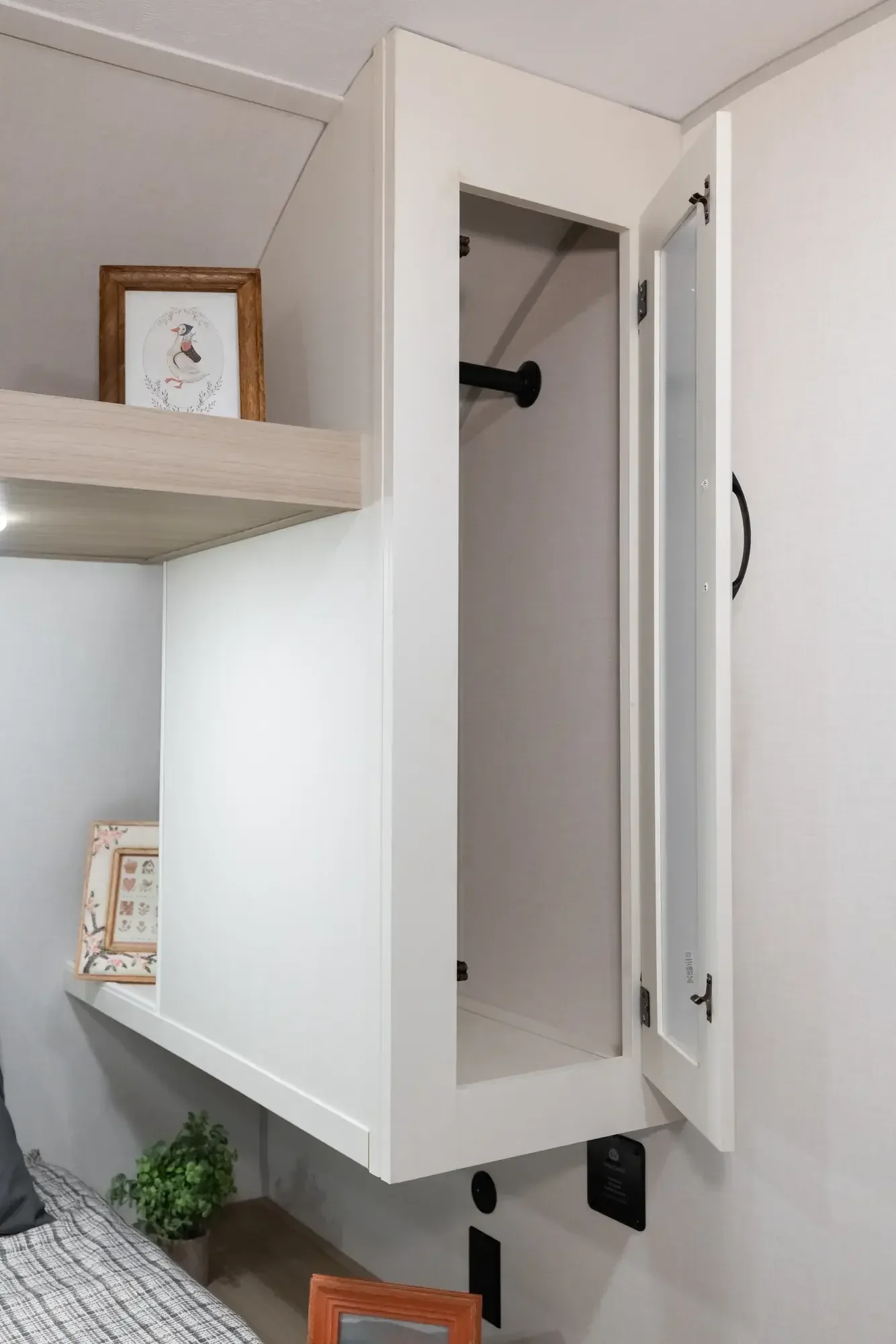 Forest River Viking 25RBS 2027 — Garde-robe de la chambre