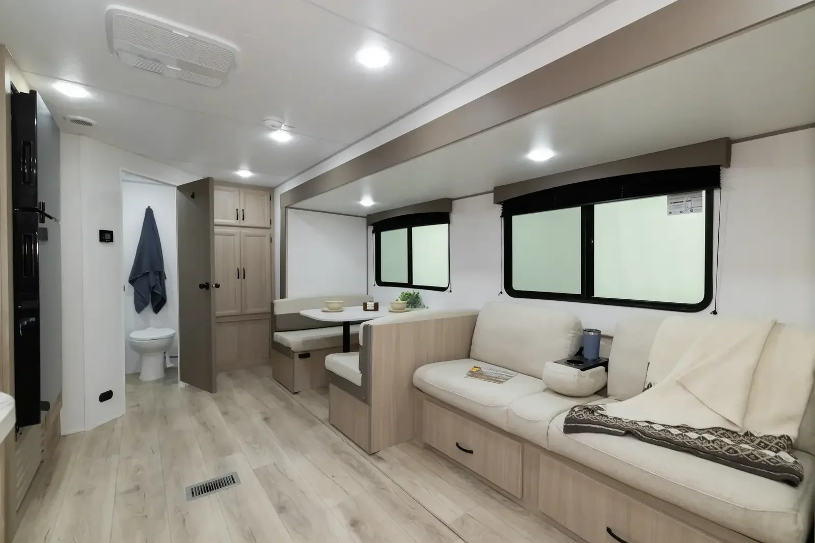 Forest River Viking 25RBS 2027 — Dinette et sofa