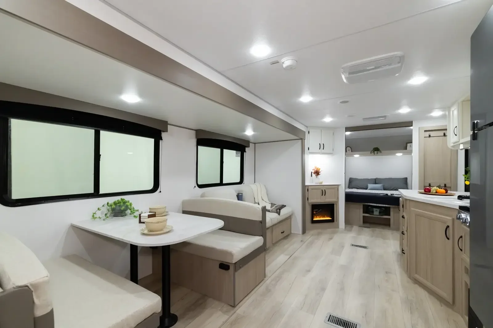 Forest River Viking 25RBS 2027 — Vue de l'arrière vers l'avant