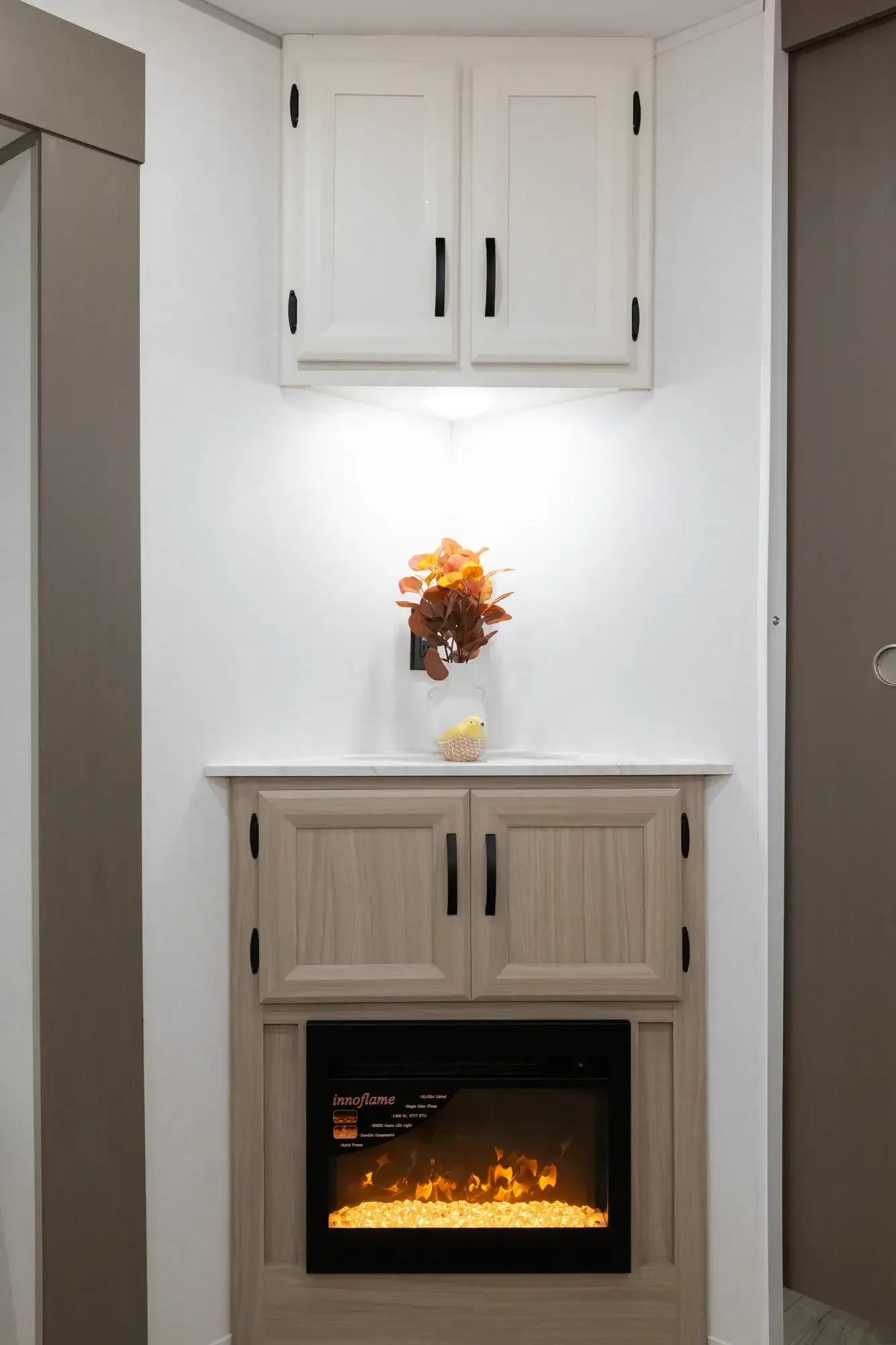 Forest River Viking 25RBS 2027 — Meuble de divertissement avec foyer et rangement supérieur