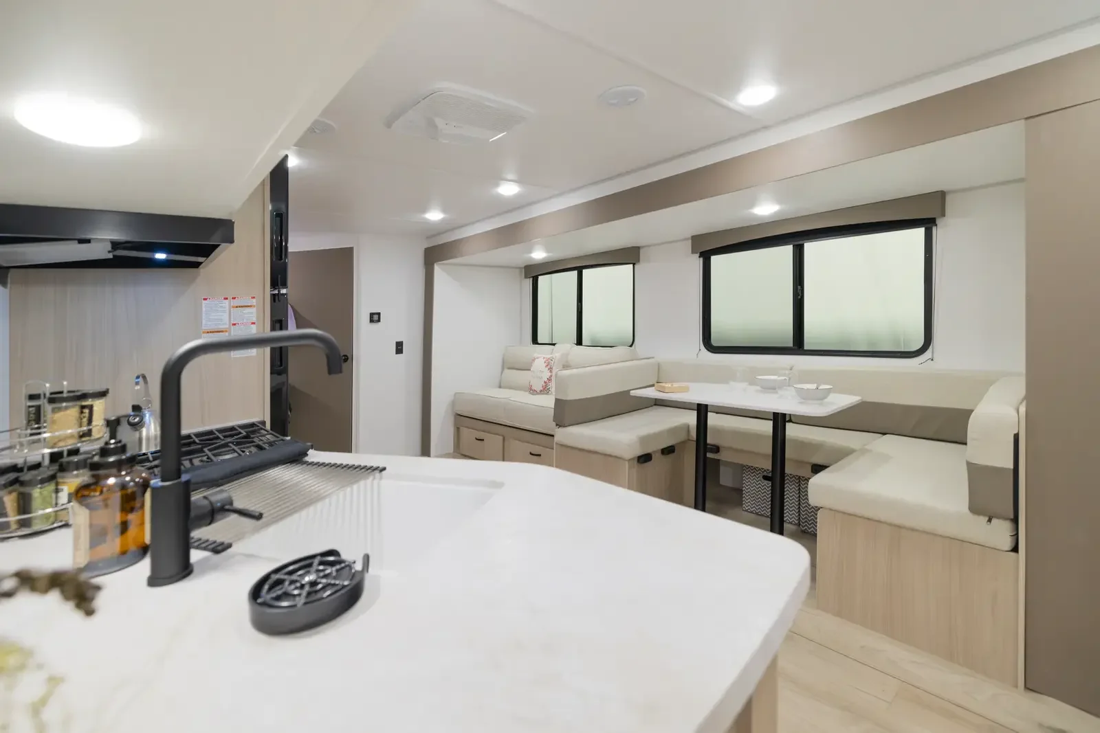 Forest River Viking 262DBS 2027 — vue intérieure 1
