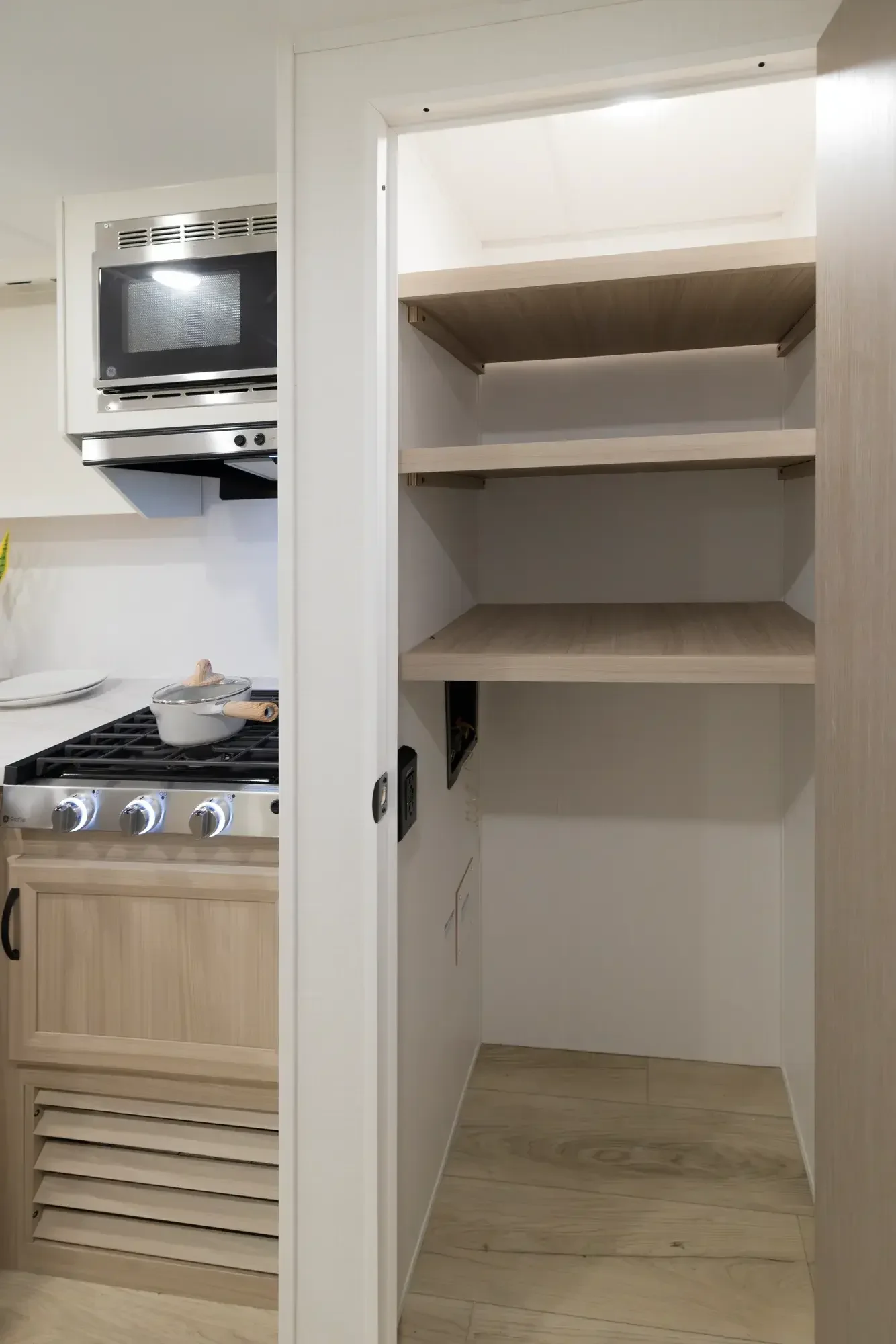Forest River Viking 26BHD 2027 — vue intérieure 1